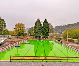 Das neue Schwimmbecken im Nordbad ist mit grün eingefärbtem Wasser gefüllt.