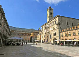 der Palazzo dei Capitani an der Piazza del Popolo in Ascoli Piceno