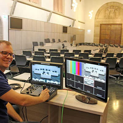 Der Leiter des Offenen Kanals, Sebastian Lindemans, steuert mit dem Joystick die drei Kameras, die im Rathaussaal verteilt sind und die jede Ratssitzung live übertragen werden.