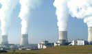Die vier je 165 Meter hohen Kühltürme sind bei klarem Wetter von Luxemburg und dem Saarland aus zu sehen. Im Umkreis von 50 Kilometern um das Atomkraftwerk Cattenom leben 1,5 Millionen Menschen. Foto: Wikimedia/Stefan Kühn