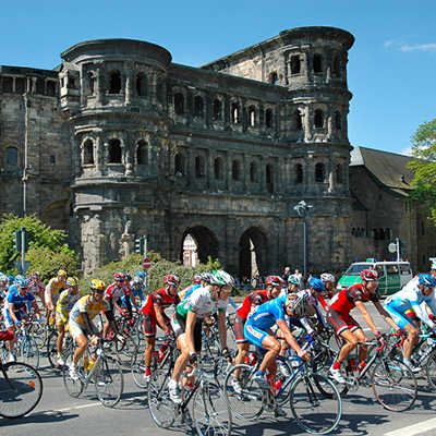 So wie 2005 bei der Rheinland-Pfalz-Rundfahrt könnte mit der Deutschland-Tour wieder ein professionelles Radrennen im August 2018 in Trier Station machen. Archivfoto: Dieter Jacobs