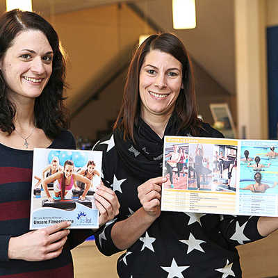 Die beiden Bad-Mitarbeiterinnen Sabine Fuhrmann und Andrea Faber (v. l.) präsentieren die neue Kurs-Broschüre. Foto: SWT