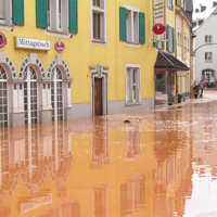 Der Ortskern des Stadtteils Ruwer steht nach einem Starkregenereignis im Juli 2012 unter Wasser.