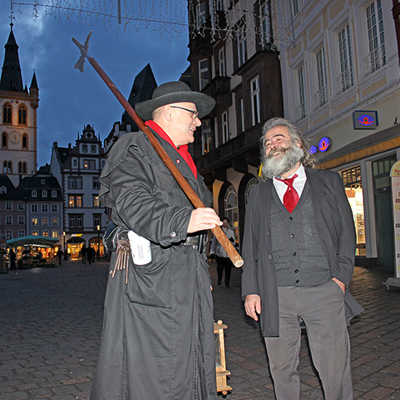Nachtwächter Jacobus Fischer (Alf Keilen, l.) im Gespräch mit Karl Marx (Henning Laufer), dem die Besucher bestimmter Führungen an der ein oder anderen Stelle in der Stadt begegnen.