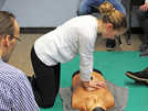 Unter fachmännischer Anleitung von Dr. Frank Werle versucht sich FWG-Schülerin Caroline Kröner in der Herzdruckmassage. Foto: BKT
