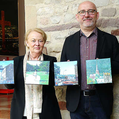 Künstler Josef Hammen und Museumsdirektorin Dr. Elisabeth Dühr präsentieren die vier Arbeiten aus Hammens Serie „366 x Trier“, die das Museum für seine Sammlung angekauft hat. Foto: Stadtmuseum