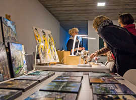 Beim Kunst- und Designmarkt im Bobinet-Quartier bieten Künstler ihre Werke zum Verkauf an