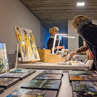Beim Kunst- und Designmarkt im Bobinet-Quartier bieten Künstler ihre Werke zum Verkauf an. Foto: Moritz Leg