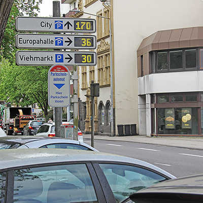  Das Parkleitsystem konkurriert im Stadtverkehr mit vielen anderen Schildern, die hier an der Kaiserstraße sogar scheinbar widersprüchliche Informationen aussenden. Bei der Erneuerung des Systems liegt das Hauptaugenmerk auf einer besseren Wahrnehmbarkeit der Displays.
