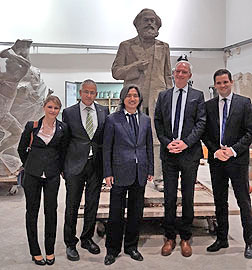 Elisa Limbacher, Rudolf Müller, Wu Weishan, OB Wolfram Leibe und Tobias Reiland (von links) posieren in Wu Weishans Werkstatt vor dem Tonmodell der Karl-Marx-Statue.