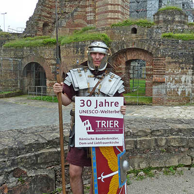 Noch steht dieser Legionär allein in den Kaiserthermen, doch am 23. und 24. Juli werden viele vor Ort sein und einen Einblick in die römische Vergangenheit Triers ermöglichen. Foto: GDKE/Rheinisches Landesmuseum