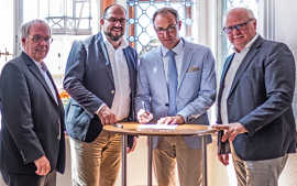 Tobias Scharfenberger (2. v. r.) unterzeichnet im Beisein von Hermann Lewen, Thomas Egger und Wolfgang Port (v. l.) seinen Arbeitsvertrag als Intendant und Geschäftsführer des Mosel Musikfestivals.