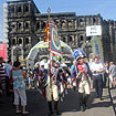 Die Stadtgarde Augusta Treverorum eskortiert OB Leibe sowie die Stadtratsmitglieder und weiteren Ehrengäste von der Porta zur Eröffnungsfeier auf dem Hauptmarkt.