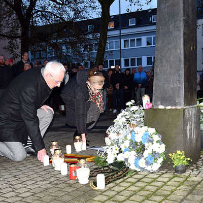 An der Stele am Standort der alten Synagoge in der Zuckerbergstraße verbeugen sich Jeanne Bakal, Vorsitzende der jüdischen Gemeinde (r.), und Oberbürgermeister Wolfram Leibe in stillem Gedenken vor den Opfern des Pogroms vom November 1938.