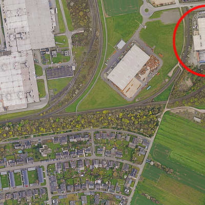Die Luftaufnahme zeigt, wie nah das Firmengelände (rot umrandet) an die Wohnbebauung heranreicht. Foto: Orthophotos, Stadt Trier