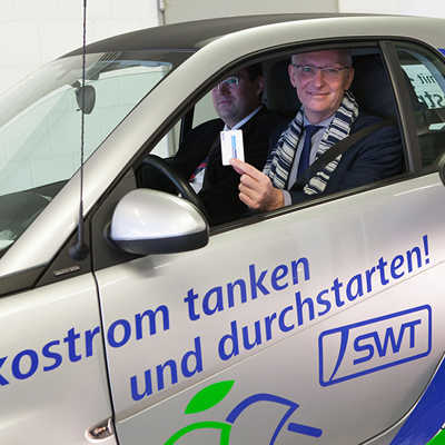 Oberbürgermeister Wolfram Leibe präsentiert zusammen mit  SWT-Projektleiter Jan Liebhäuser die neue Komfort-Karte bei der Einfahrt ins Parkhaus Zuckerbergstraße. Foto: SWT