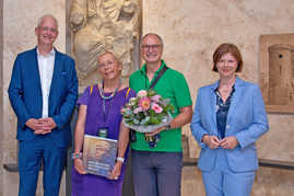 Nicole Steingaß und Wolfram Leibe gratulieren dem Ehepaar Petra und Jörg Bernard aus Obrigheim.