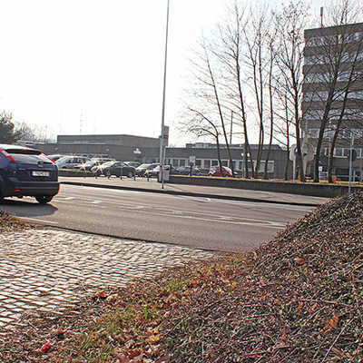 Diese provisorische Mittelstreifenquerung des Alleenrings wird von der Polizei genutzt, um vom Parkplatz der Wache (im Hintergrund) schnell in die Kaiserstraße zu gelangen. Das Verbindungsstück soll für die Ausfahrt der Löschfahrzeuge ausgebaut werden.