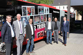 Stadtbus mit werbeplakaten des Theaters Trier