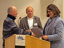 Klaus Meis wird von Angelika Birk und Rudolf Fries geehrt. Bild: vhs