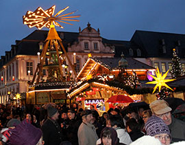 Blick auf Domfreihof mit vielen Besuchern des Weihnachtsmarkts