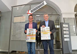 Dezernent Thomas Schmitt (l.) und Amtsleiter Guido Briel präsentieren die Plakate, mit denen auf den Umbau des Bürgeramts, der am 19. März startet, aufmerksam gemacht wird. 