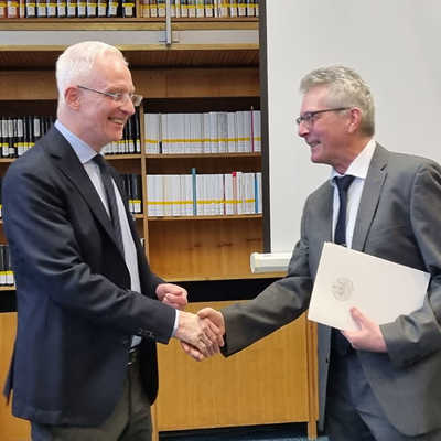 Nach der Überreichung der Ruhestandsurkunde bedankt sich OB Wolfram Leibe bei Professor Michael Embach für seinen langjährigen Einsatz für die Wissenschaftliche Bibliothek.