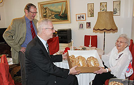 OB Wolfram Leibe überreicht der Jubilarin einen Kuchen in Form einer 100. 