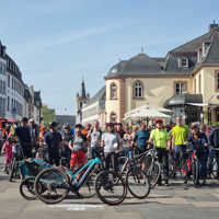 Blick auf den Porta Nigra-Vorplatz in Richtung Simeonstraße, viele menschen stehen dort mit ihren Rädern