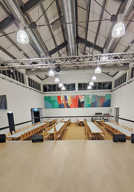 Der Blick von der Bühne in den Henry-Zingen-Saal zeigt auch die neue Bestuhlung für Feiern. Foto: Hochbauamt
