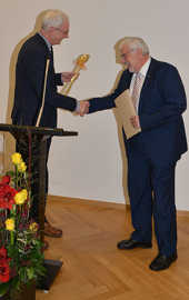 Nach der Ehrenbrief-Verleihung überreicht OB Leibe Hobbykoch Herbert Tschickardt einen Kochlöffel und revanchiert sich damit für einen Zimmererhammer, den ihm der Handwerker 2008 geschenkt hatte.