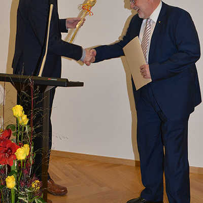 Nach der Ehrenbrief-Verleihung überreicht OB Leibe Hobbykoch Herbert Tschickardt einen Kochlöffel und revanchiert sich damit für einen Zimmererhammer, den ihm der Handwerker 2008 geschenkt hatte.