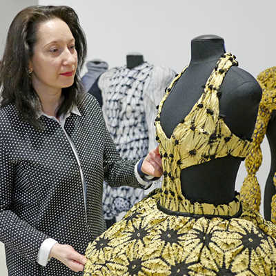 Schneiderin Lisa Scher bereitet die Shibori-Kollektionen für die Präsentation in der Ausstellung vor. Foto: Stadtmuseum Simeonstift 
