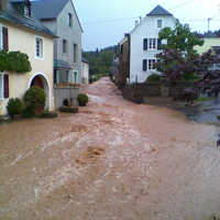 Bachbett und Kanäle können die Wassermassen nicht mehr aufnehmen - Eitelsbach im Juli 2012.