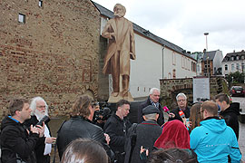 Zahlreiche Medienvertreter sind zugegen, als OB Wolfram Leibe und Baudezernent Andreas Ludwig die Silhuette des geplanten Marx-Denkmals im Originalmaßstab präsentieren.