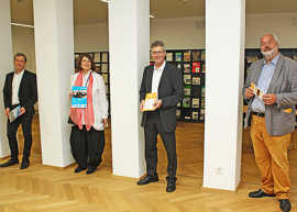 Peter Hardt,  Angelika Birk, Michael Embach und Peter Fritzen werben für den Lesegarten mit reichhaltigem Zeitschriftenangebot.
