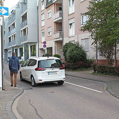 Fußgänger und Autos kommen sich in der Feldstraße oft gefährlich nah.