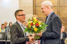 Oberbürgermeister Wolfram Leibe (r.) gratuliert Thomas Schmitt zum Wahlsieg zum neuen hauptamtlichen Beigeordneten der Stadt Trier. Foto: Rolf Lorig