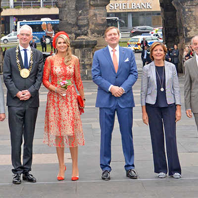 König Willem-Alexander und Königin Máxima der Niederlande (Mitte) am Donnerstag bei ihrer Besichtigungstour durch Trier, auf der sie von Ministerpräsidentin Malu Dreyer und ihrem Gatten Klaus Jensen (rechts) sowie OB Wolfram Leibe mit Ehefrau Andrea Sand (links) begleitet wurden.