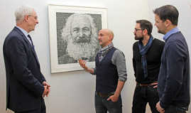 Künstler „Saxa“ erläutert OB Wolfram Leibe, Carlos Marx und OB-Referent Tobias Reiland das Gemälde
