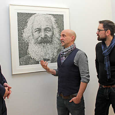 Künstler „Saxa“ (2. v. l.) erläutert OB Wolfram Leibe (l.), Carlos Marx und OB-Referent Tobias Reiland (r.) das Gemälde, das seinen Platz im Oberbürgermeisterbüro gefunden hat. 