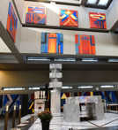 Der Altarraum ist von dem Künstler Otto Herbert Hajek gestaltet worden. Die farbenfrohen Tafelbilder heben sich deutlich vom Grau des Betons und des Marmors in dem Gebäude aus den 60er Jahren ab. Foto: TTM