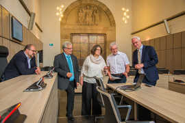 Projektleiter Udo Hildebrand (2. v. r.) erläutert Wolfram Leibe, Angelika Birk, Andreas Ludwig und Thomas Egger die Technik im neu möblierten Sitzungssaal des Rathauses.