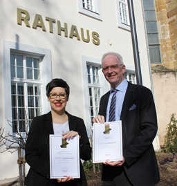 Wolfram Leibe und Nicole Lauer präsentieren die Auszeichnungen für Trier im Focus-Ranking Wolfram Leibe und Nicole Lauer präsentieren die Auszeichnungen für Trier im Focus-Ranking