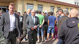 Innenminister Roger Lewentz inmitten von Bewohner der Aufnahmeeinrichtung für Asylbegehrende.