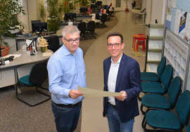 Dezernent Thomas Schmitt (r.) und Amtsleiter Guido Briel begutachten einen Plan im Bürgeramt Dezernent Thomas Schmitt (r.) und Amtsleiter Guido Briel begutachten einen Plan im Bürgeramt