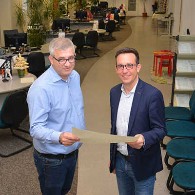 Dezernent Thomas Schmitt (r.) und Amtsleiter Guido Briel begutachten den Plan für den Umbau des Bürgeramts, der im ersten Halbjahr 2018 starten soll. 