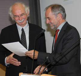 Rudolf Hahn erhält die Urkunde zum Eintritt in den Ruhestand.