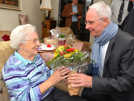 Oberbürgermeister Wolfram Leibe gratuliert Sophie Bermer zu ihrem 100. Geburtstag und überreicht ihr einen Blumenstrauß. 