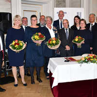 Gruppenbild mit Blumensträußen für die Preisträgerinnen